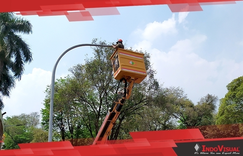  Pemasangan  lampu  jalan di Taman  Mini Indonesia Indah Jakarta