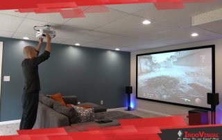 Proses Instalasi Proyektor saat Membangun Mini Theater di Rumah agar Bisa Menonton Bersama Keluarga