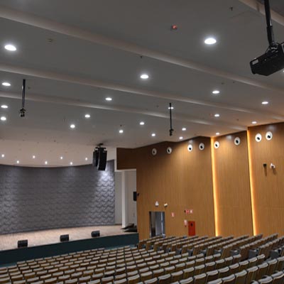 Gelaran Teater dengan Proyektor Sebagai Sumber Visual untuk Semua Audiens