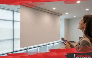 Layar Proyektor Motorized 150 Inch sedang Dites oleh Seorang Perempuan