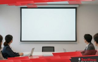 Penggunaan Layar Proyektor Dinding 70 Inch dari Indovisual yang Digunakan di Sebuah Ruang Kantor