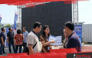 Team Indovisual sedang Menjelaskan Harga Videotron 3x4 Meter yang Dijual dan Menerangkan Keunggulannya sehingga Lebih Ekonomis